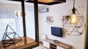 Leilighet – superior, 1 soverom, balkong | Oppholdsområde | Flatskjerm-TV