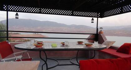Pequeña casa bonita con terraza con vista al lago