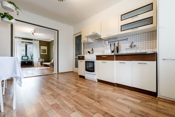 Fridge, oven, stovetop, coffee/tea maker