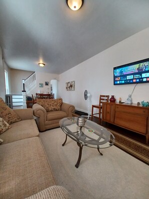 Smart TV, Netflix, books, streaming services - Comfort In The Heart Of Allentown (Allentown)