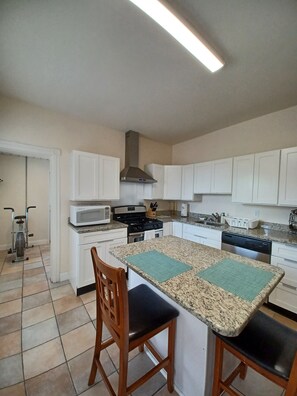 Fridge, microwave, oven, stovetop - Comfort In The Heart Of Allentown (Allentown)