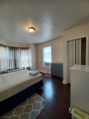 3 室のベッドルーム、アイロン / アイロン台、WiFi (無料)、ベッドシーツ