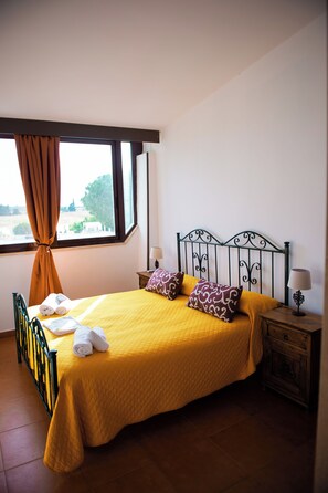 Standaard driepersoonskamer | Geluiddichte muren, rolstoeltoegang