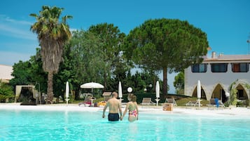 Piscine extérieure (ouverte en saison), parasols de plage