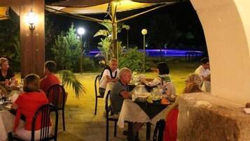 Menyajikan masakan Mediterania