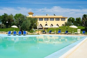 Seasonal outdoor pool, open 9:00 AM to 8:00 PM, pool umbrellas - Villa Conca Marco (Vernole)