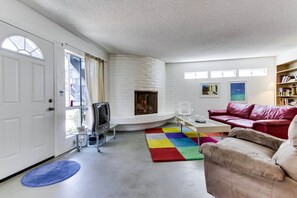 TV, fireplace, DVD player, books