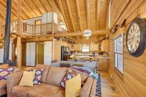 TV, fireplace, DVD player - ‘Cottonwood Cabin’ w/ Private On-Site Fly Fishing! (Blanco)