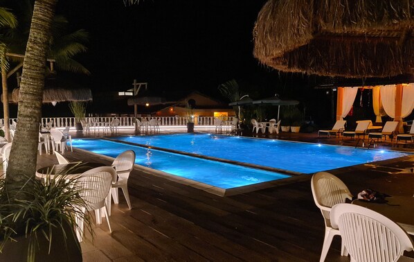 Piscine extérieure, chaises longues