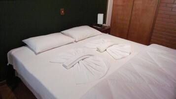Roupas de cama antialérgicas, camas com colchões pillow-top, frigobar