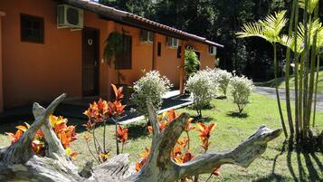 Habitación estándar, vista al jardín | Ropa de cama hipoalergénica, camas con pillow-top y minibar