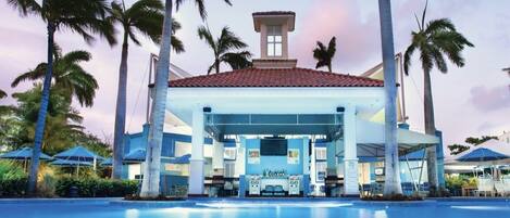 Utendørsbasseng og et oppvarmet basseng