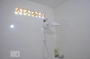 Een douche, een haardroger, handdoeken, toiletpapier