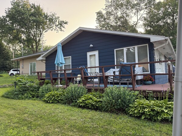 Outdoor dining - Charming updated house with lake view in Clear Lake. (Clear Lake)