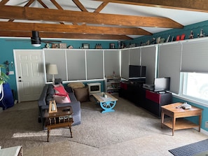 Télévision, lecteur de DVD, livres