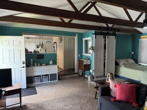 2 bedrooms, iron/ironing board, WiFi, bed sheets - Charming updated house with lake view in Clear Lake. (Clear Lake)