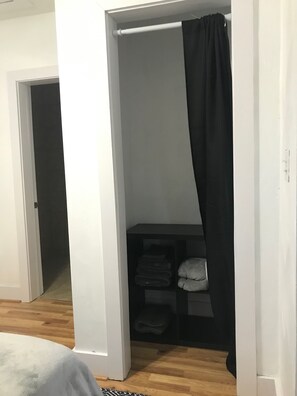 1 室のベッドルーム、アイロン / アイロン台、WiFi (無料)、ベッドシーツ