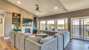 Fernseher, Kamin, DVD-Player, Tischfußball