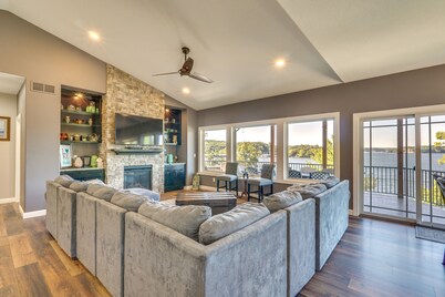 Deck, Hot Tub, Views! Reunion Retreat in Ozarks