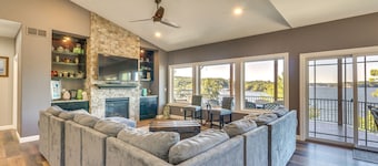 Deck, Hot Tub, Views! Reunion Retreat in Ozarks