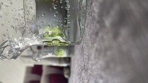 Et nærbillede af et glas med dug og bobler, der signalerer en iskold drik.