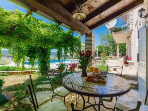 تناول الطعام بالخارج