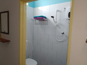 Doccia, asciugacapelli, asciugamani, sapone