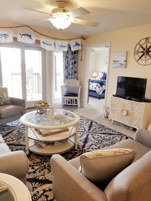 Smart TV, libros, estéreo