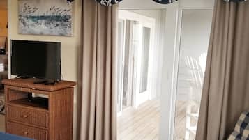 2 bedrooms, iron/ironing board, travel crib, free WiFi