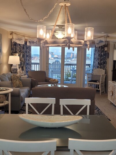 OCEAN & SOUND VIEW! CHRISTMAS DECOR! SPECIALS! COMPLIMENTARY AMENITIES! 