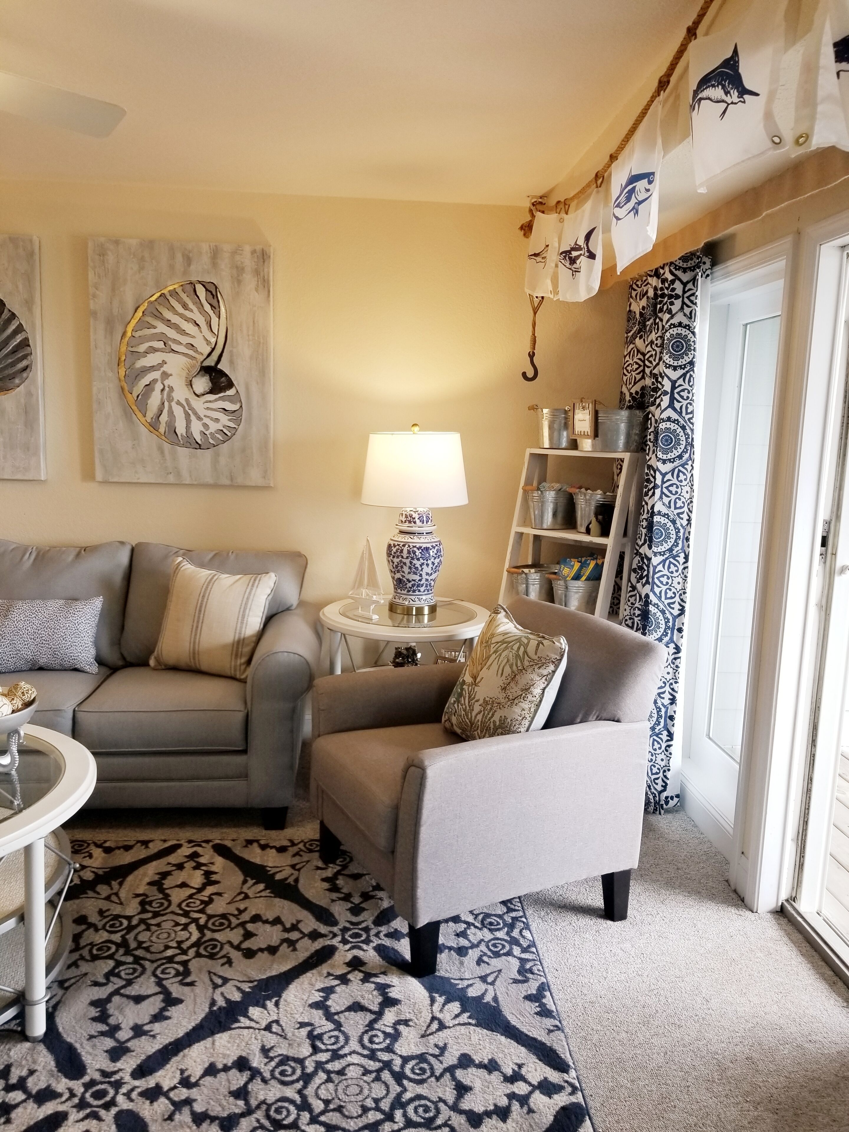 Smart TV, books, stereo