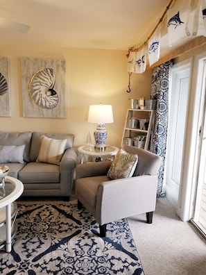 Smart TV, books, stereo