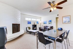 TV, caminetto, lettore DVD, libri