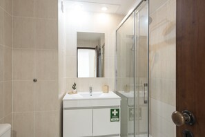 Baignoire, sèche-cheveux, serviettes fournies