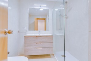 Dusche, Haartrockner, Handtücher