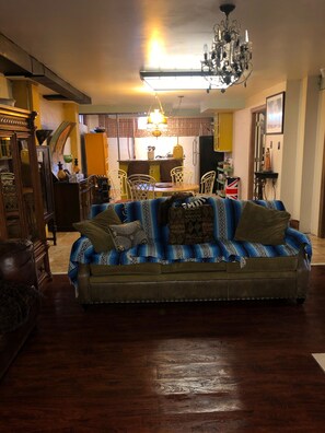 Een televisie en een stereo