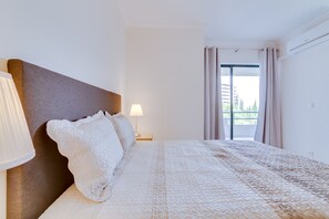 Iron/ironing board, free WiFi, bed sheets