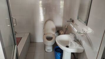 Deluxe Double or Twin Room | Bathroom