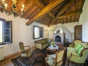 Een televisie, een open haard en een dvd-speler