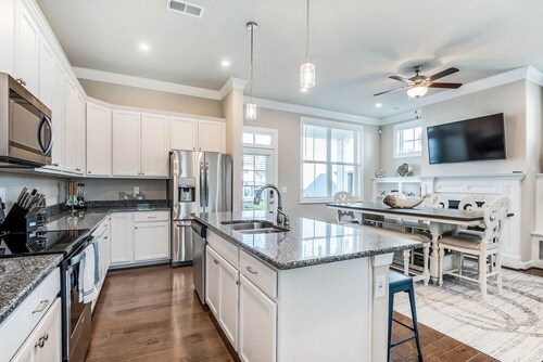 4BR Family Getaway • 2 Living Rooms • Sleeps 8