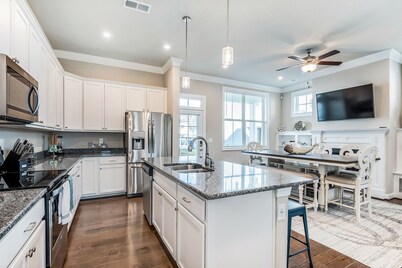 4BR Family Getaway • 2 Living Rooms • Sleeps 8