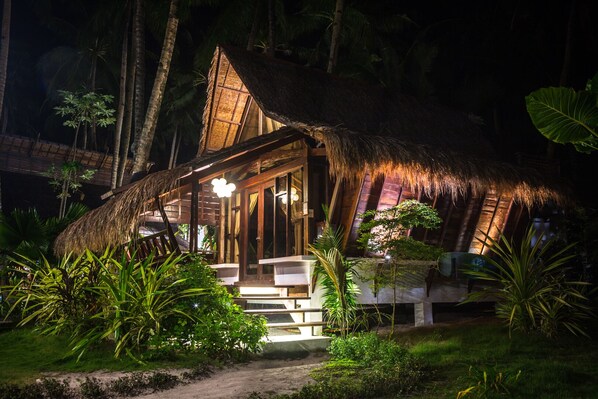 住宿正面 (夜晚)