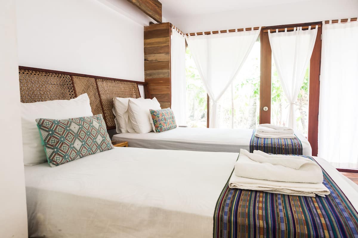Habitación Deluxe, vista al jardín | Ropa de cama