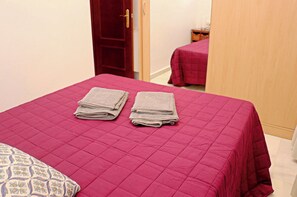2 habitaciones, tabla de planchar con plancha y ropa de cama 