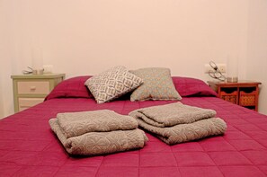 2 bedrooms, iron/ironing board, bed sheets