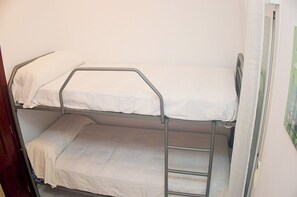 2 habitaciones, tabla de planchar con plancha y ropa de cama 