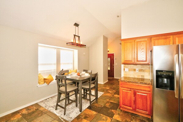 Dining - 🌿 Urban Comfort in Plano downtown 2BR House with Yard & Exclusive Parking Spots (Plano)