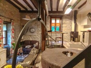 Een televisie en een open haard