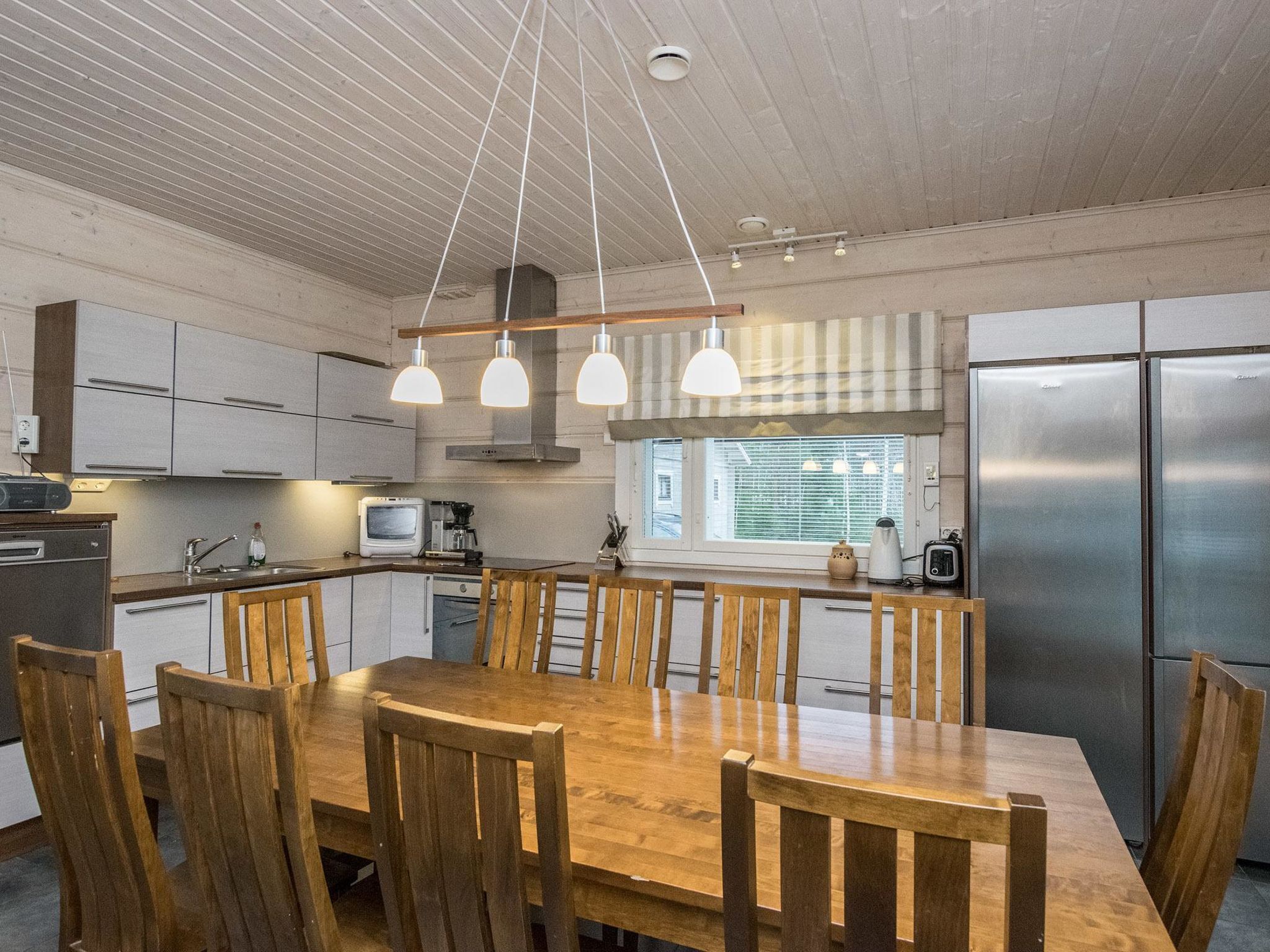 Kühlschrank, Mikrowelle, Geschirrspüler, Kochgeschirr/Geschirr/Besteck