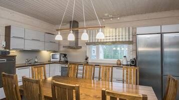 Køleskab, mikrobølgeovn, opvaskemaskine, køkkentøj/tallerkener/redskaber